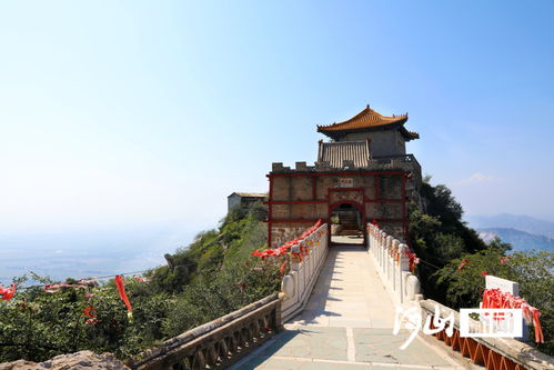 奇秀雞鳴山 一峰飛來(lái)高插云，故云行