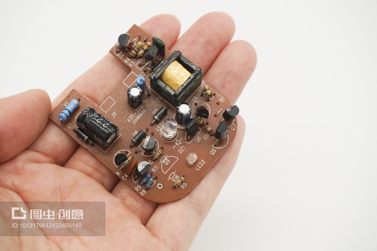 微觀宇宙 解析集成電路板與PCB電路板的精密之美